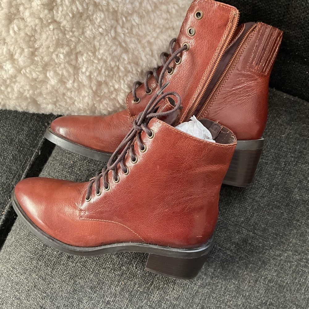 NWOT Jeffrey Campbell Women’s Chestnut Leather Ankle Booties. Size 7,5. Narrow.